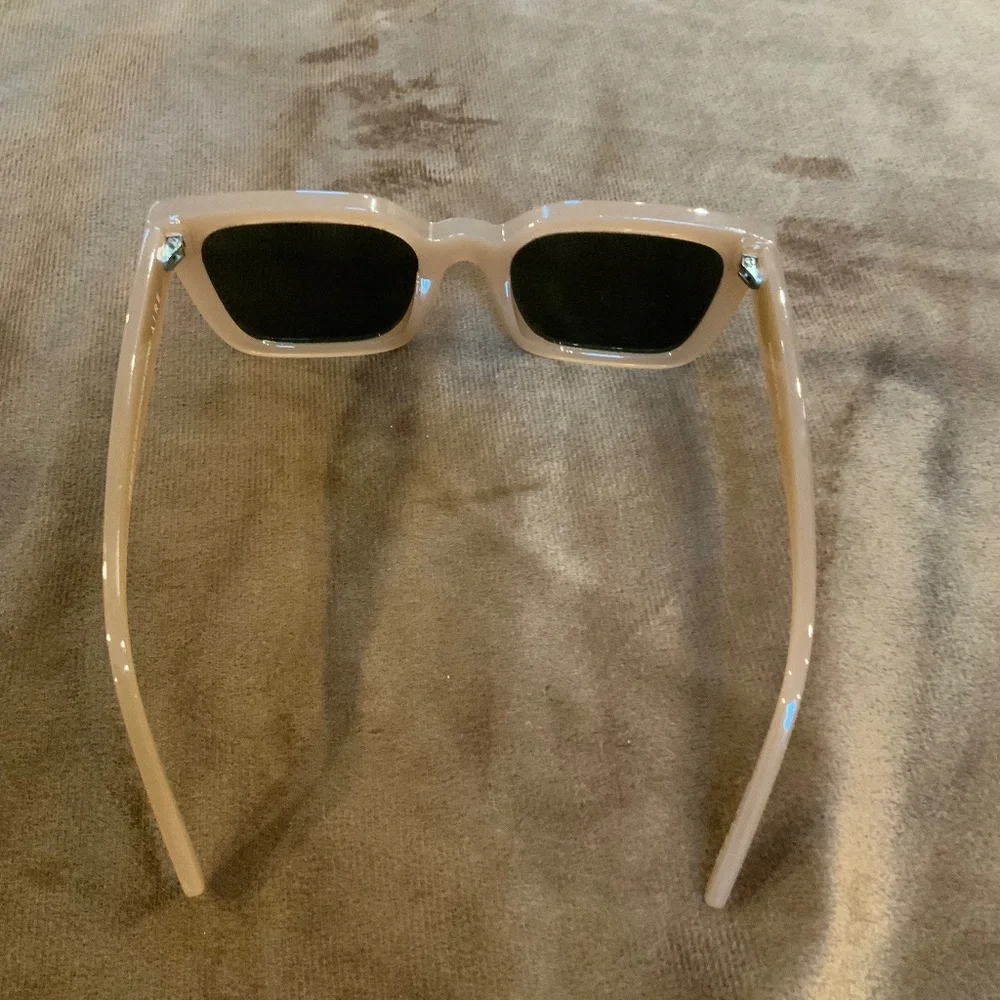 I-Sea Sunglasses Tan Rose gold case and key chain both never used Classic Preppy